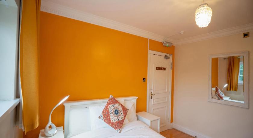 OYO Oakcroft Guest House Manchester Airport