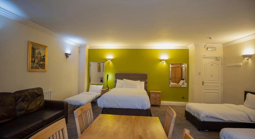 OYO Oakcroft Guest House Manchester Airport