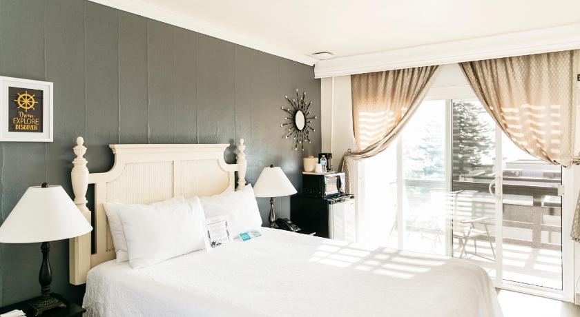 Seaside Laguna Inn & Suites