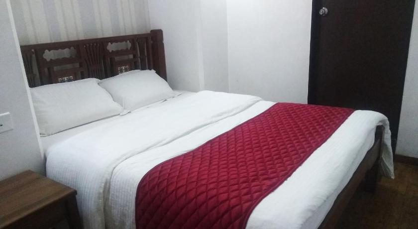 Carlton Hotel - Behind Taj Mahal Palace Colaba Mumbai photo
