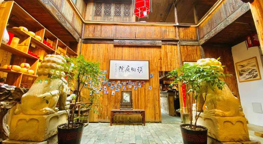Old Street Courtyard (Free Pick up Service) — Hotel in Huangshan