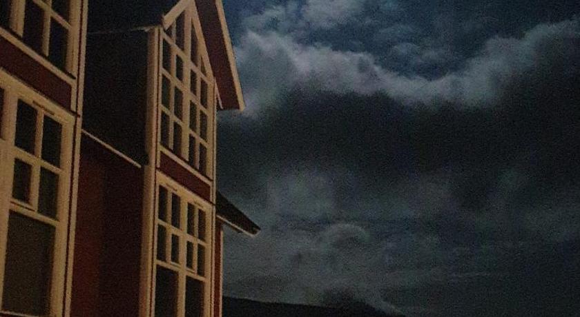 Gjerdebua — Hotel in Midsund