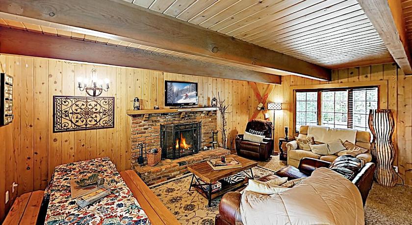 New Listing Cozy Storybook Cabin W Private Deck Home In Lake