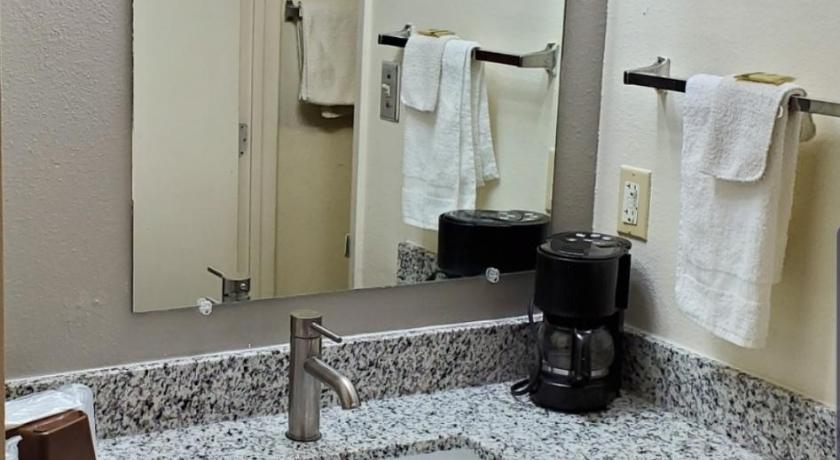 Travelodge by Wyndham Albuquerque West photo