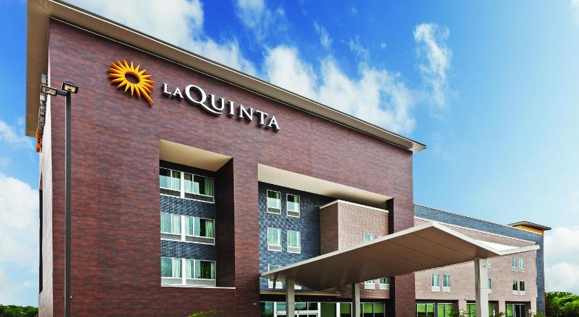 La Quinta Inn & Suites by Wyndham Orlando IDrive Theme Parks