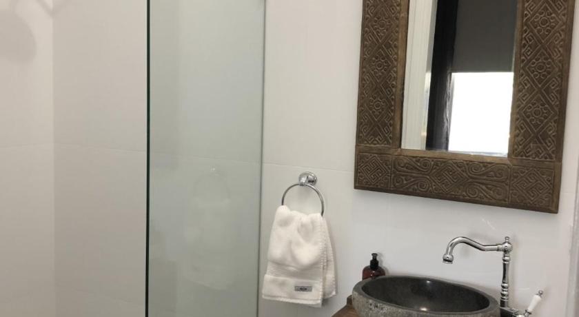 a bathroom with a shower, sink, and mirror, Palmyra B&B in Rainbow Flat