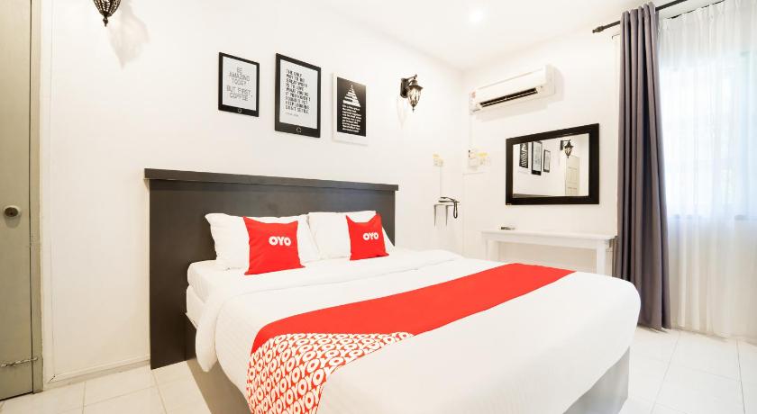 a bedroom with a large bed and a large window, OYO 89486 Kulim Inn in Kulim