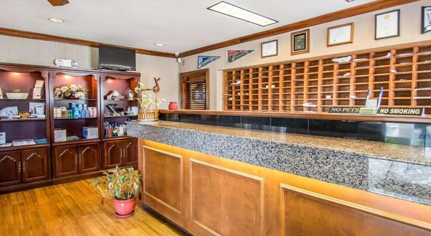 Suburban Studios Airport photo