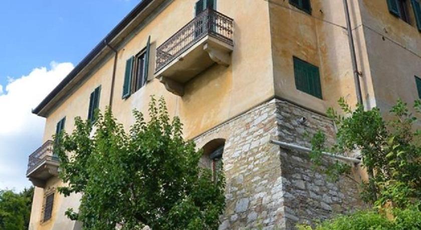 a large brick building with a large window, Locanda Giolica in Prato