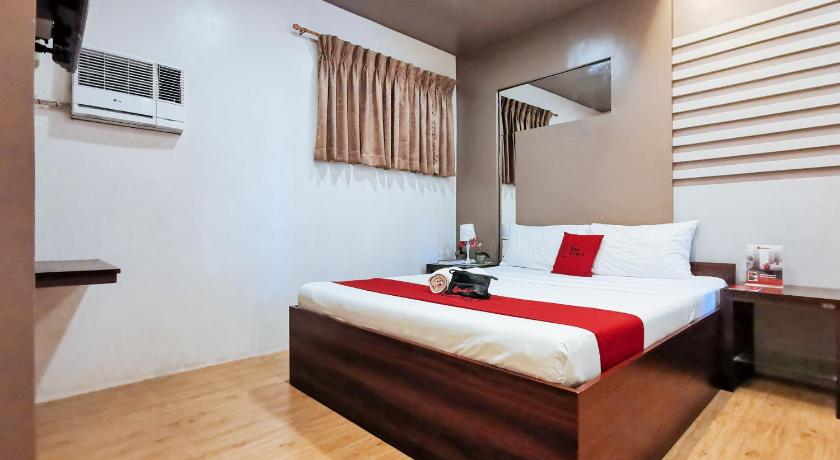 a hotel room with a bed and a desk, Reddoorz Plus near Robinsons Place Gensan in General Santos City