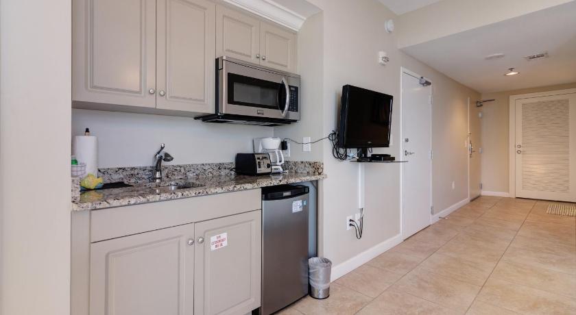 a kitchen with a stove, microwave, sink and refrigerator, Sterling Shores III in Destin (FL)