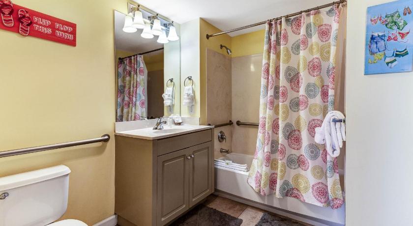 a bathroom with a toilet, sink, and bathtub, Sterling Shores III in Destin (FL)