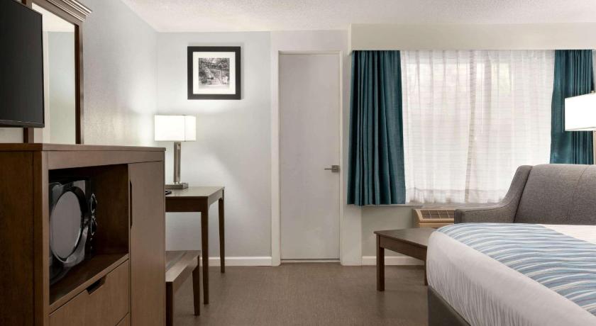 Image of King Deluxe River Balcony 4