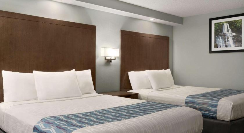 Image of Connecting Room: 1 King Bed, 2 Queen Beds. Riverview Balcony. 4