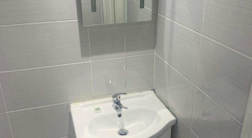 a white sink sitting under a mirror in a bathroom, Hagley Hotel in Birmingham