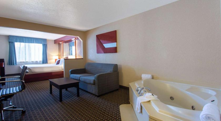 Ramada by Wyndham Glendale Heights/Lombard