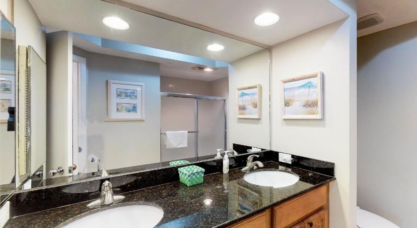 a bathroom with two sinks and a mirror, Surfside Resort 2 by Vacasa in Destin (FL)