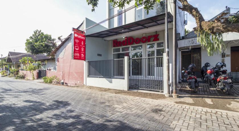 RedDoorz near Condongcatur Bus Station - image 7