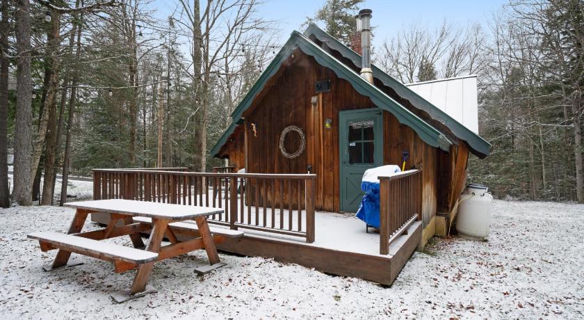 a wooden cabin with a wooden bench and a tree, Vermont Chalet in Wilmington (VT)