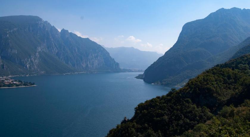 LAGO DI COMO LAKE APARTMENT CASA VACANZe — Hotel in Valbrona