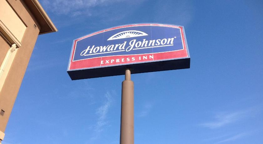 Howard Johnson by Wyndham Grand Prairie Near Lone Star Park