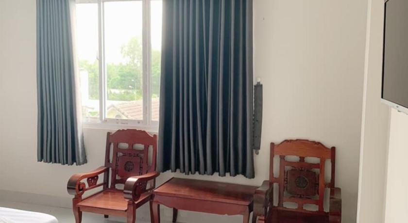 two chairs and a table in a room, Phong Lan Guesthouse in Chau Doc (An Giang)