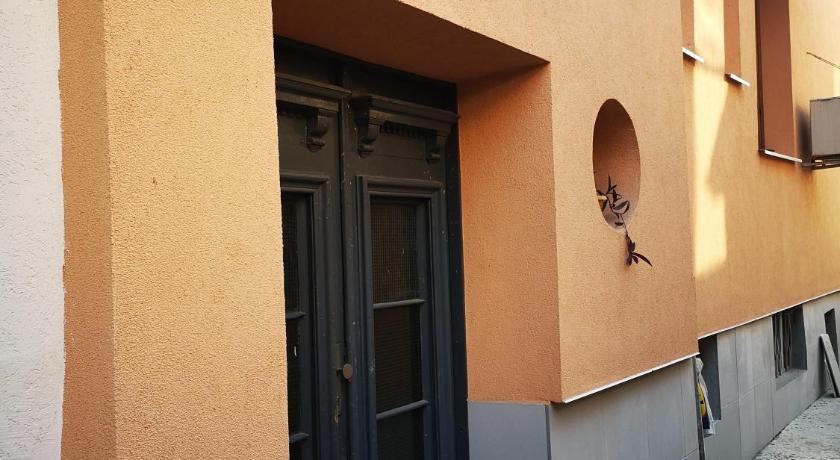 Serdika station, bright and cozy apartment photo