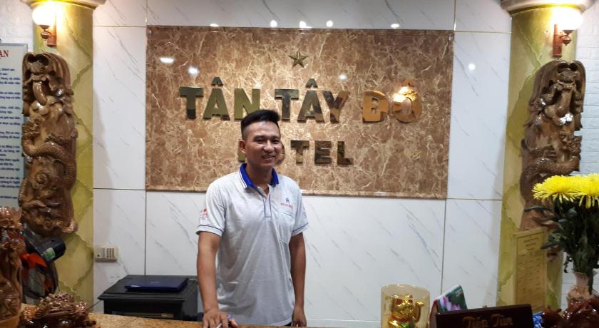 a man standing in front of a counter in a kitchen, Tan Tay Do Hotel in Cần Thơ