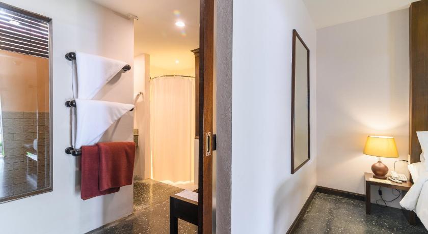 Image of Poolside Room 11