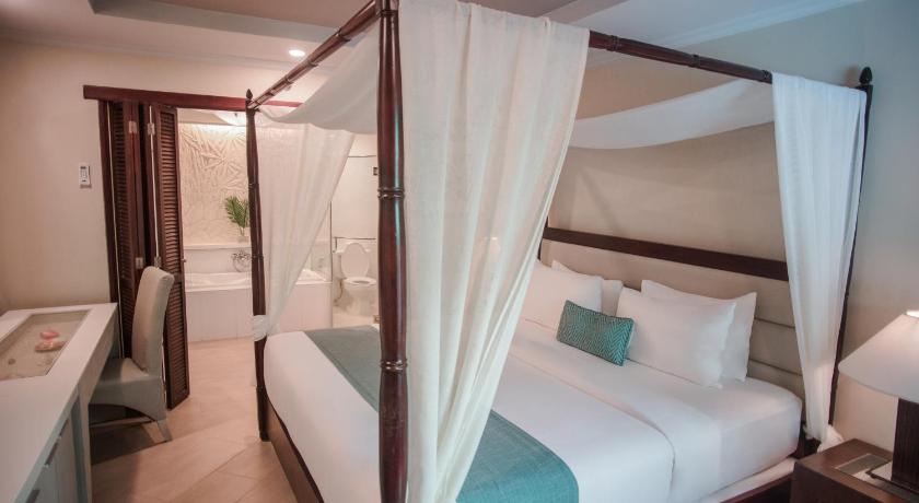 Image of Grand Pool Side 5