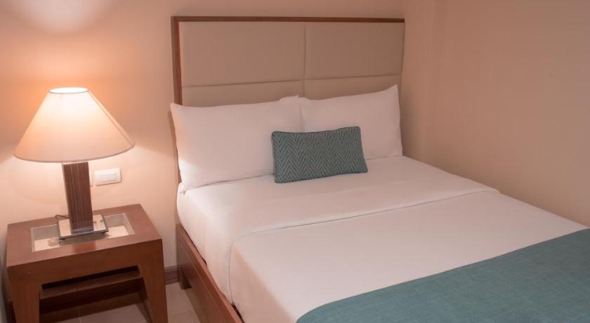 Image of Deluxe Family 6