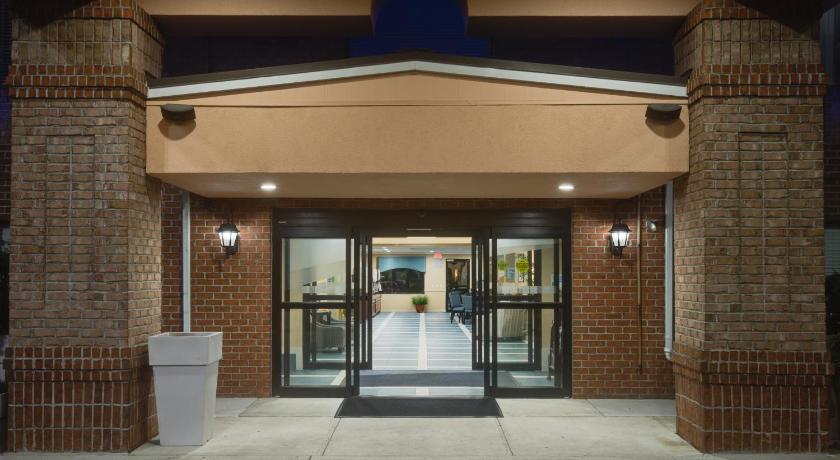 Holiday Inn Express Pocomoke City Hotel