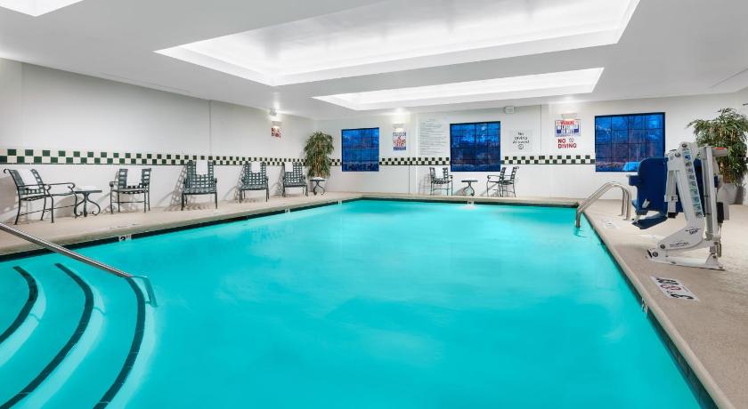 Holiday Inn & Suites Raleigh-Cary (I-40 @Walnut St) photo