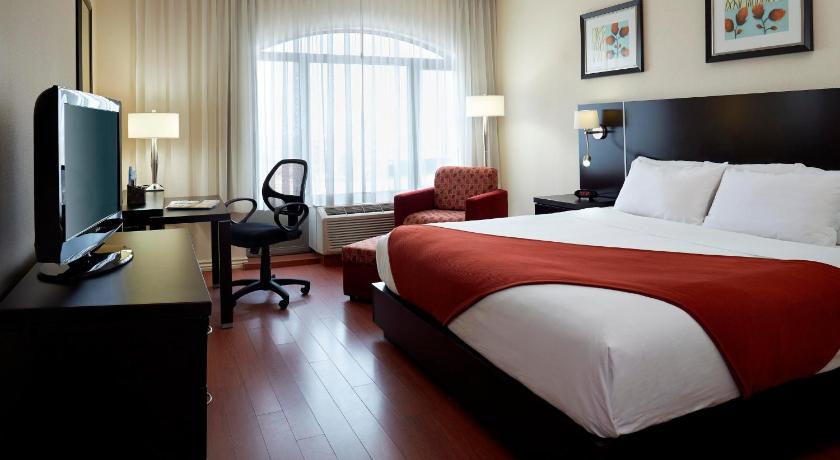 Holiday Inn Hotel and Suites Montreal Airport
