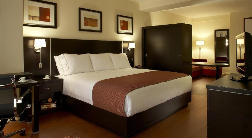 Holiday Inn Hotel and Suites Montreal Airport