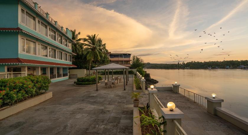 Indy Waterfront Resort photo