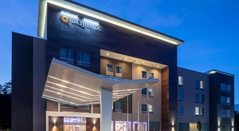 La Quinta Inn & Suites by Wyndham Greensboro Arpt High Point