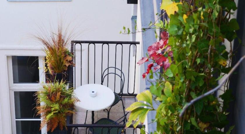 Image of Petit Boulevard with Balcony 14