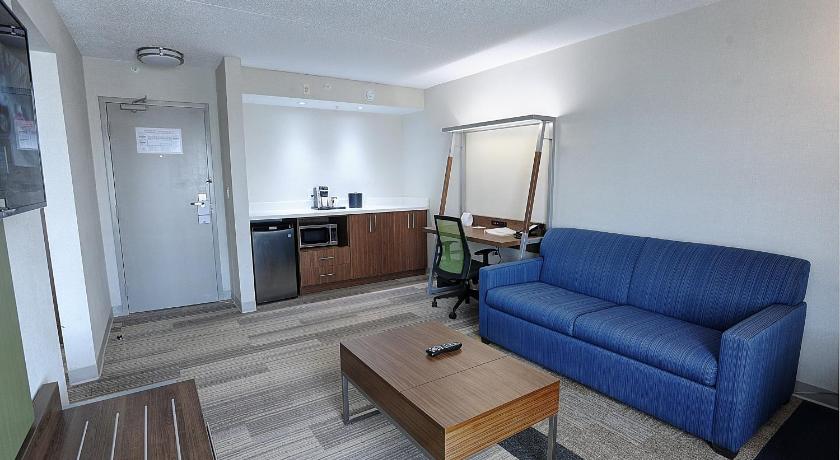 Holiday Inn Express & Suites Toronto Airport West