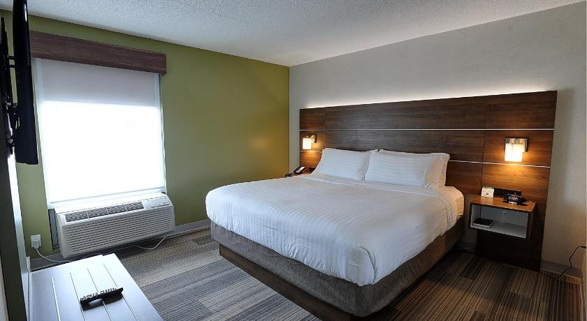 Holiday Inn Express & Suites Toronto Airport West