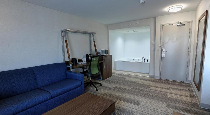 Holiday Inn Express & Suites Toronto Airport West