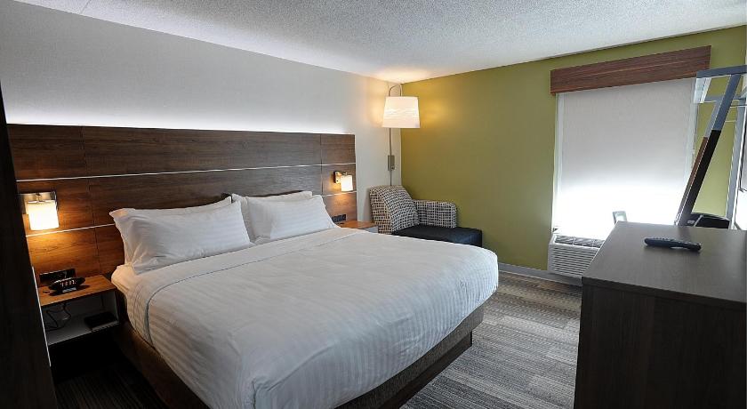 Holiday Inn Express & Suites Toronto Airport West