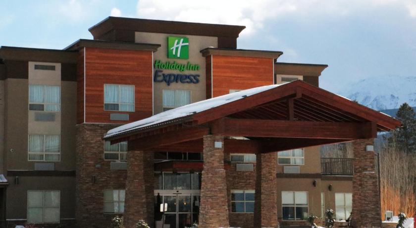 Holiday Inn Express Golden-Kicking Horse photo
