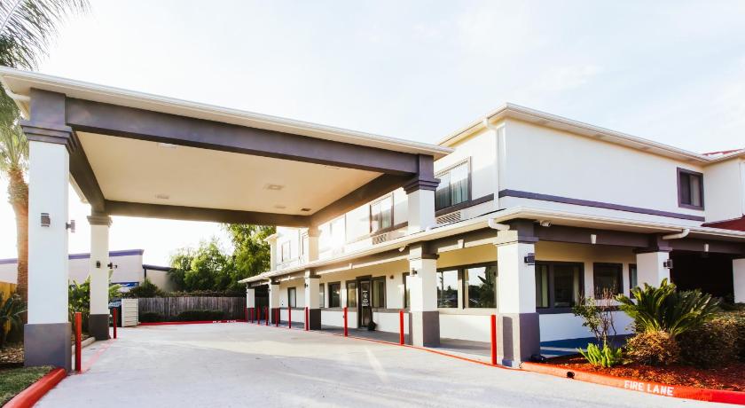 Scottish Inn & Suites Willowbrook photo