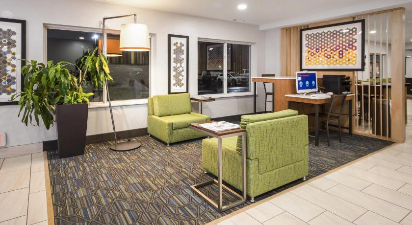 Holiday Inn Express Chicago Northwest-Vernon Hills