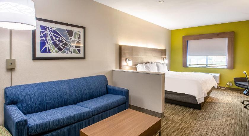 Holiday Inn Express and Suites Olathe South