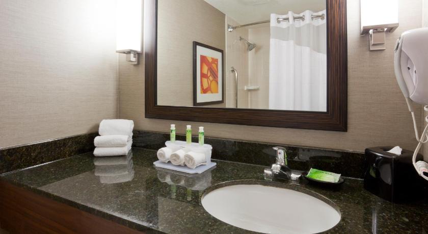 Holiday Inn Express & Suites Bloomington West