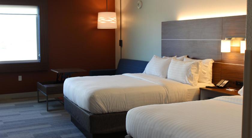 Holiday Inn Express & Suites Omaha - Millard Area