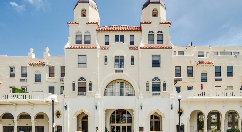 Tropicals of Palm Beach — Hotel in Palm Beach (FL)