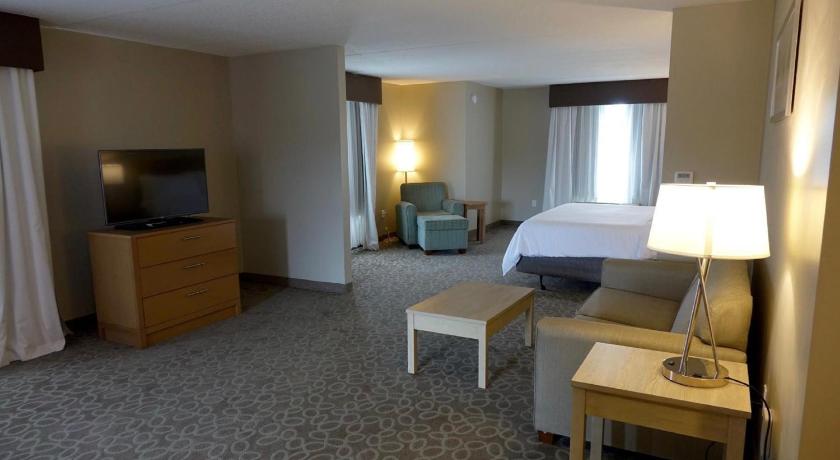 Holiday Inn Express & Suites Oshawa Downtown